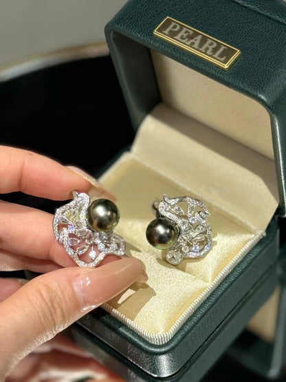 Tahitian Ribbon Diamond Earrings（大溪地丝带钻石耳拍）