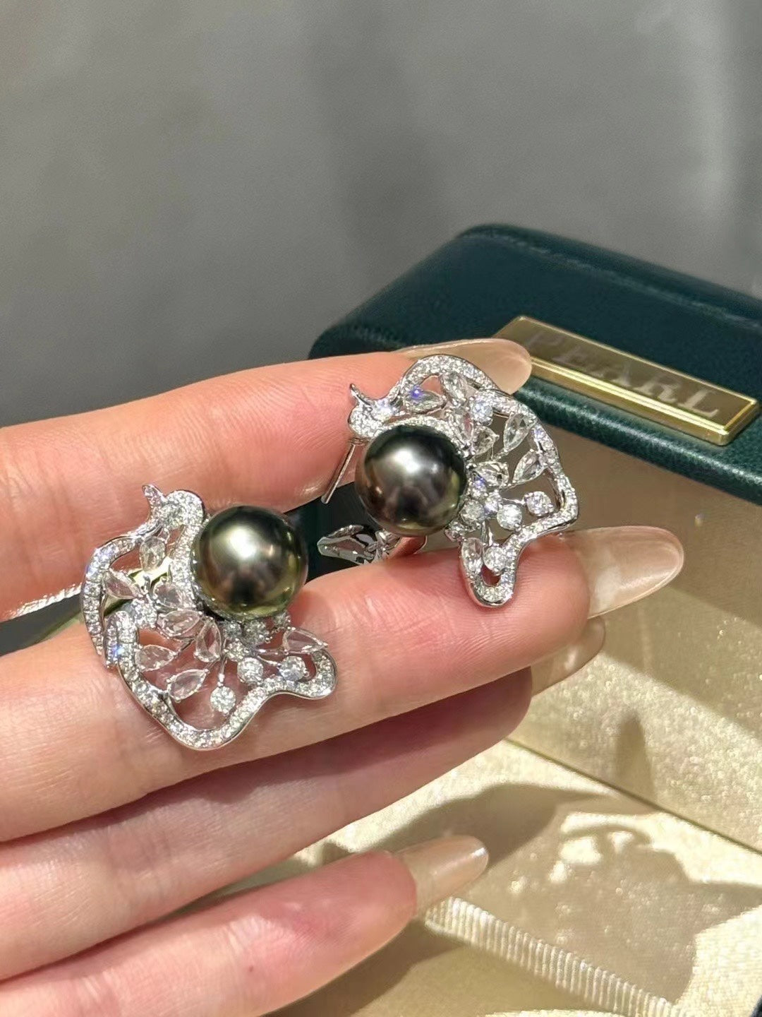 Tahitian Ribbon Diamond Earrings（大溪地丝带钻石耳拍）