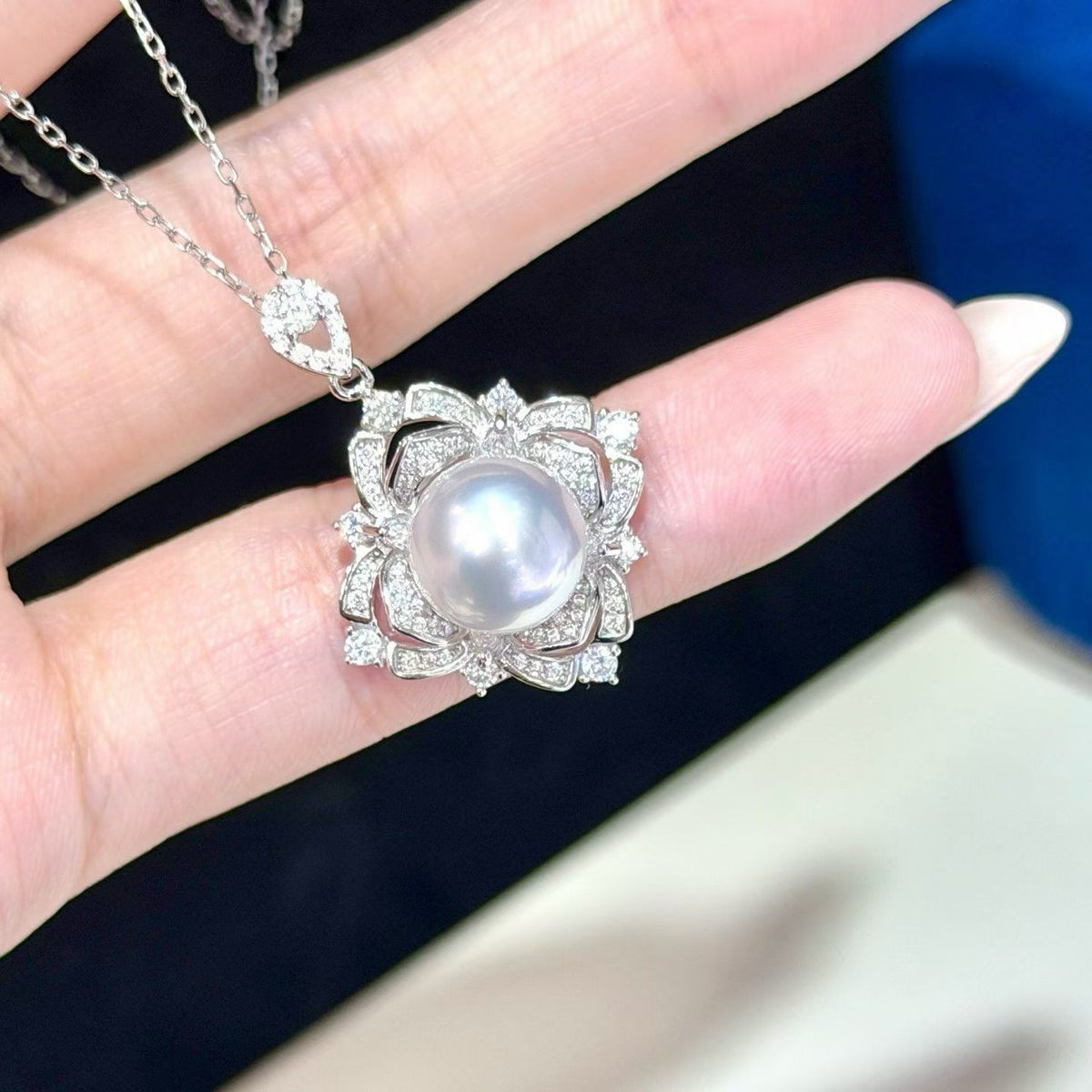Camellia-Style Australian White Sea Pearl Pendant（山茶花款海水澳白吊坠）